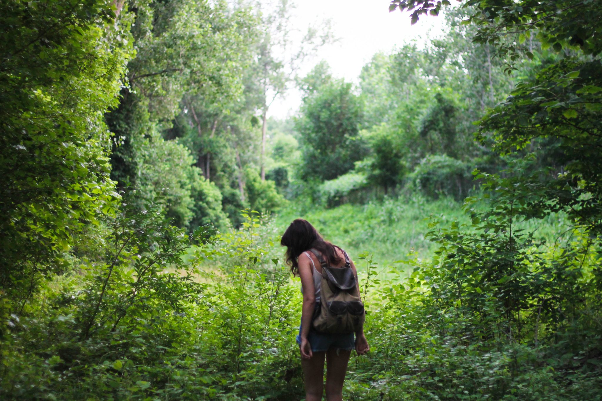 Сексуальная девушка показывает свои сиськи на прогулке по лесу 